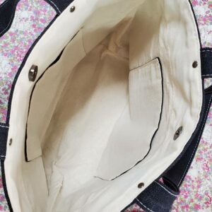 バッグ内。ポケット2つあります。